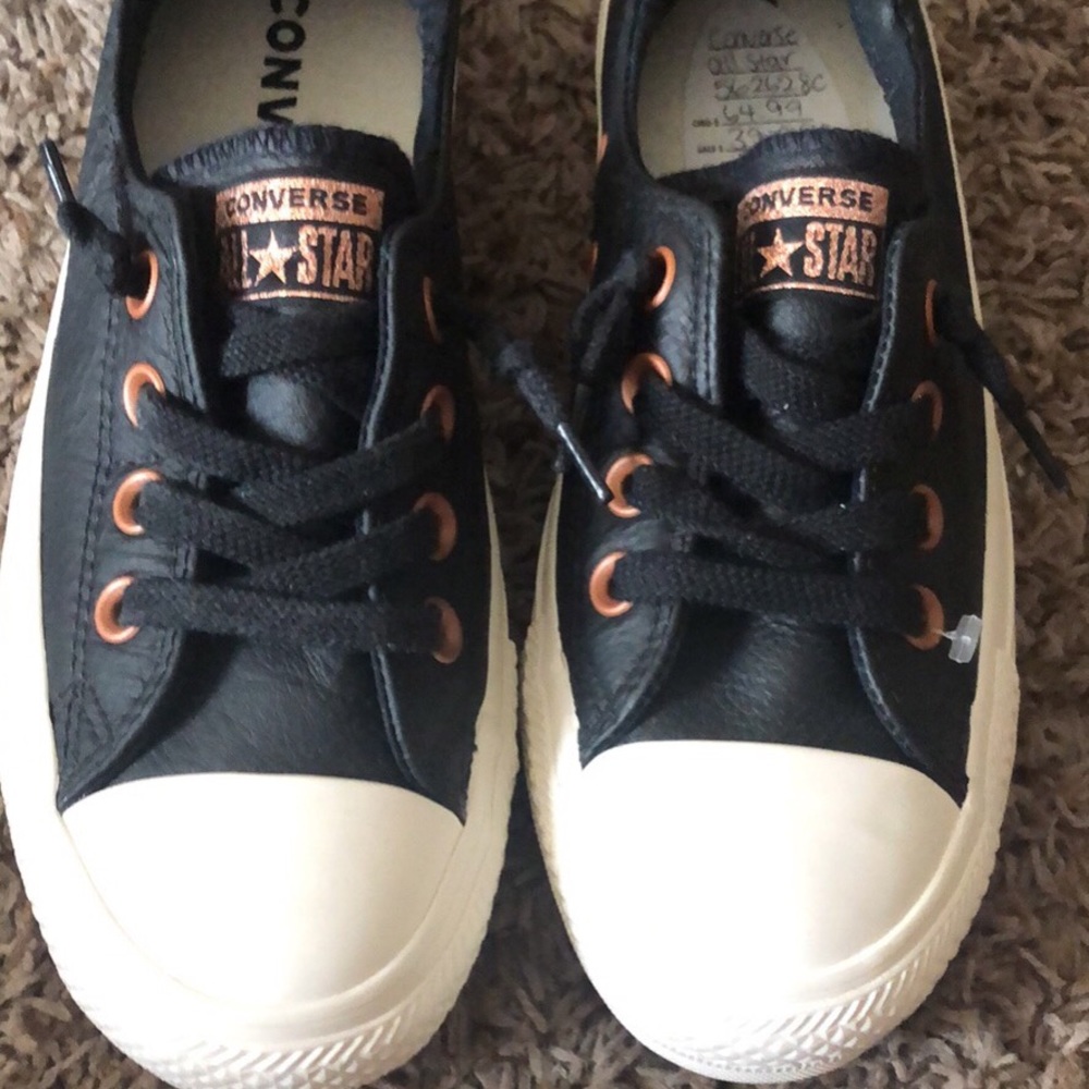 Woman’s All star converse size 6